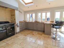 Refrigerador, lavavajillas, utensilios de cocina