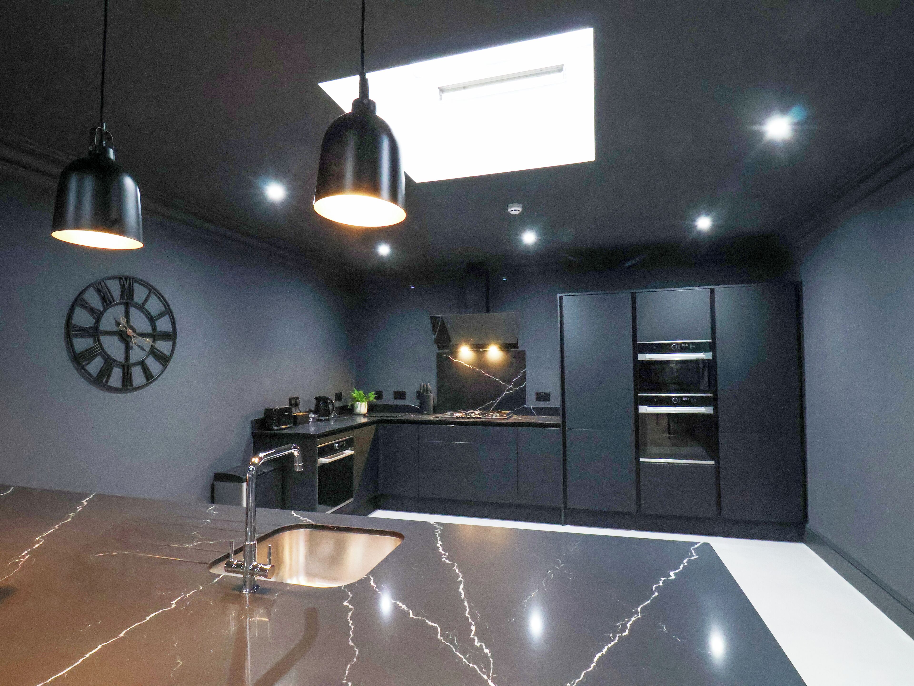 Refrigerador, lavavajillas, tetera/pava eléctrica, tostadora