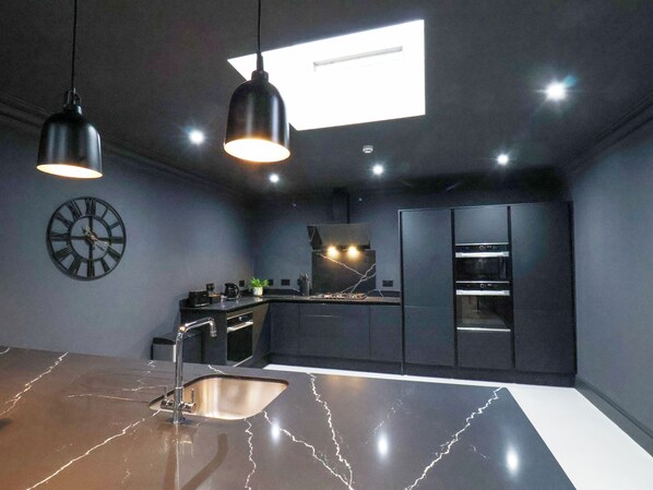 Frigorífico, lavavajillas, hervidor eléctrico y tostadora