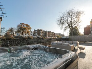 Bañera de hidromasaje al aire libre