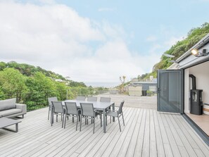Outdoor dining - 100 Hillside Villas (Looe)