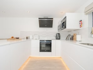 Cookware/dishes/utensils - 100 Hillside Villas (Looe)