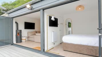 2 bedrooms, individually decorated, individually furnished, free WiFi