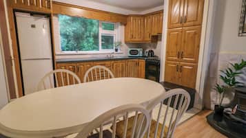 Electric kettle, toaster, cookware/dishes/utensils