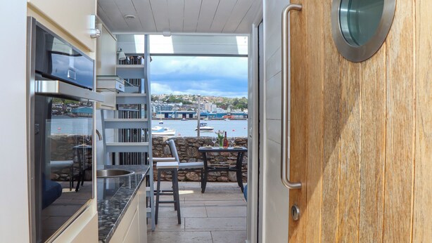 Cocina moderna con vistas a un puerto deportivo y a la ciudad.