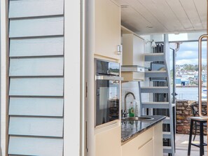 雪櫃、電熱水壺、多士爐、廚房用具/餐具/器皿