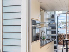 Refrigerador, tetera/pava eléctrica, tostadora, utensilios de cocina