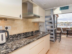 Kühlschrank, Wasserkocher, Toaster, Kochgeschirr/Geschirr/Besteck