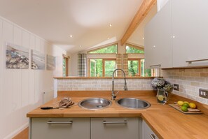 Fridge, dishwasher, electric kettle, toaster - 10 Stonerush Valley (Looe)