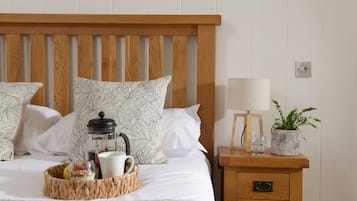 2 kamar tidur dan didekorasi berbeda-beda