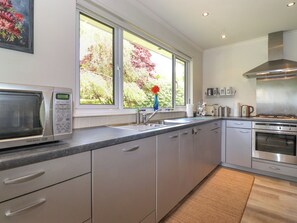 Fridge, dishwasher, electric kettle, toaster - Sweden Bridge Cottage (Ambleside)