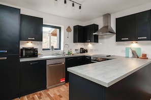 Fridge, dishwasher, electric kettle, toaster - 27 Strathtay Lodges (Aberfeldy)