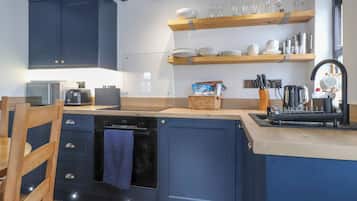 Kühlschrank, Geschirrspüler, Wasserkocher, Kochgeschirr/Geschirr/Besteck
