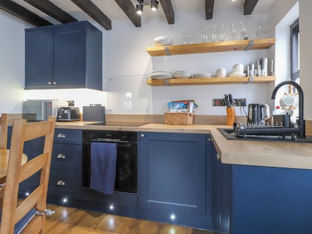 Refrigerador, lavavajillas, tetera eléctrica y utensilios de cocina