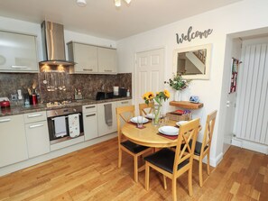 冷蔵庫、食器洗い機、電気ポット、トースター