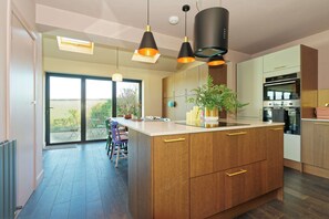 Refrigerador, tetera/pava eléctrica, tostadora, utensilios de cocina