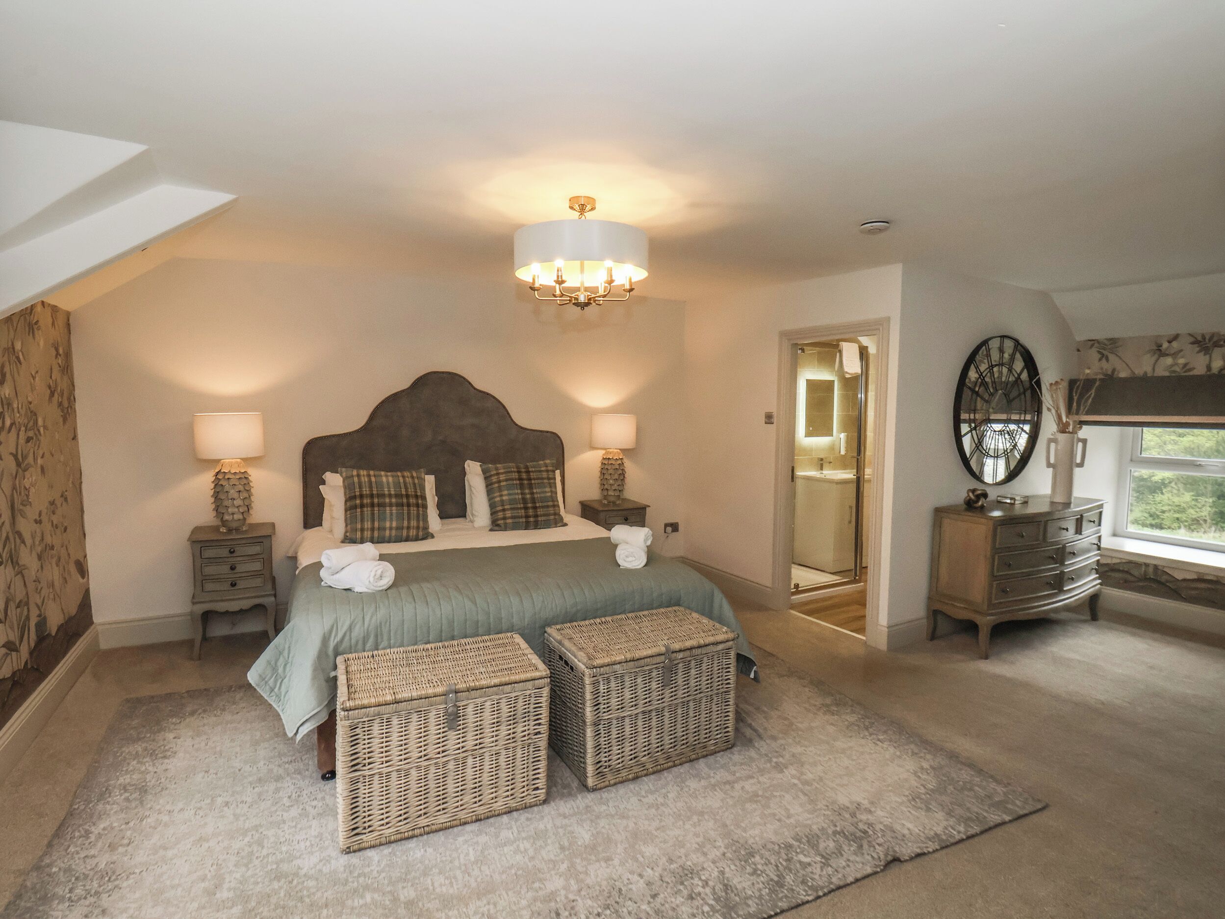 4 habitaciones, decoración personalizada y muebles diferentes 