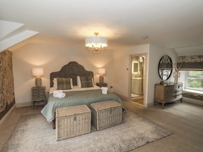 4 habitaciones, decoración personalizada y muebles diferentes 