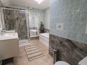 Shower - 30 Main Street (Larne)