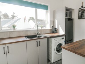 Cottage | Private kitchen | Electric kettle, toaster, cookware/dishes/utensils - The Island's View (Meenaclady)