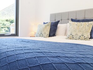 2 Schlafzimmer, individuell dekoriert, individuell eingerichtet