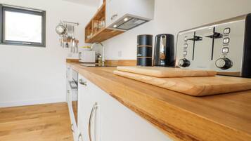 Réfrigérateur, bouilloire électrique, grille-pain