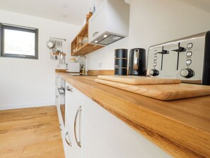 Fridge, electric kettle, toaster, cookware/dishes/utensils - Hopkins at The Homestead (Dover)