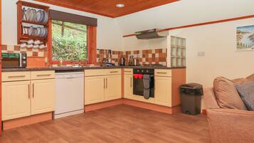 Refrigerador, lavavajillas, tetera/pava eléctrica, utensilios de cocina