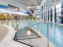 Una piscina cubierta, una piscina al aire libre