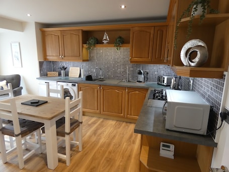 Lavavajillas, tetera eléctrica y utensilios de cocina