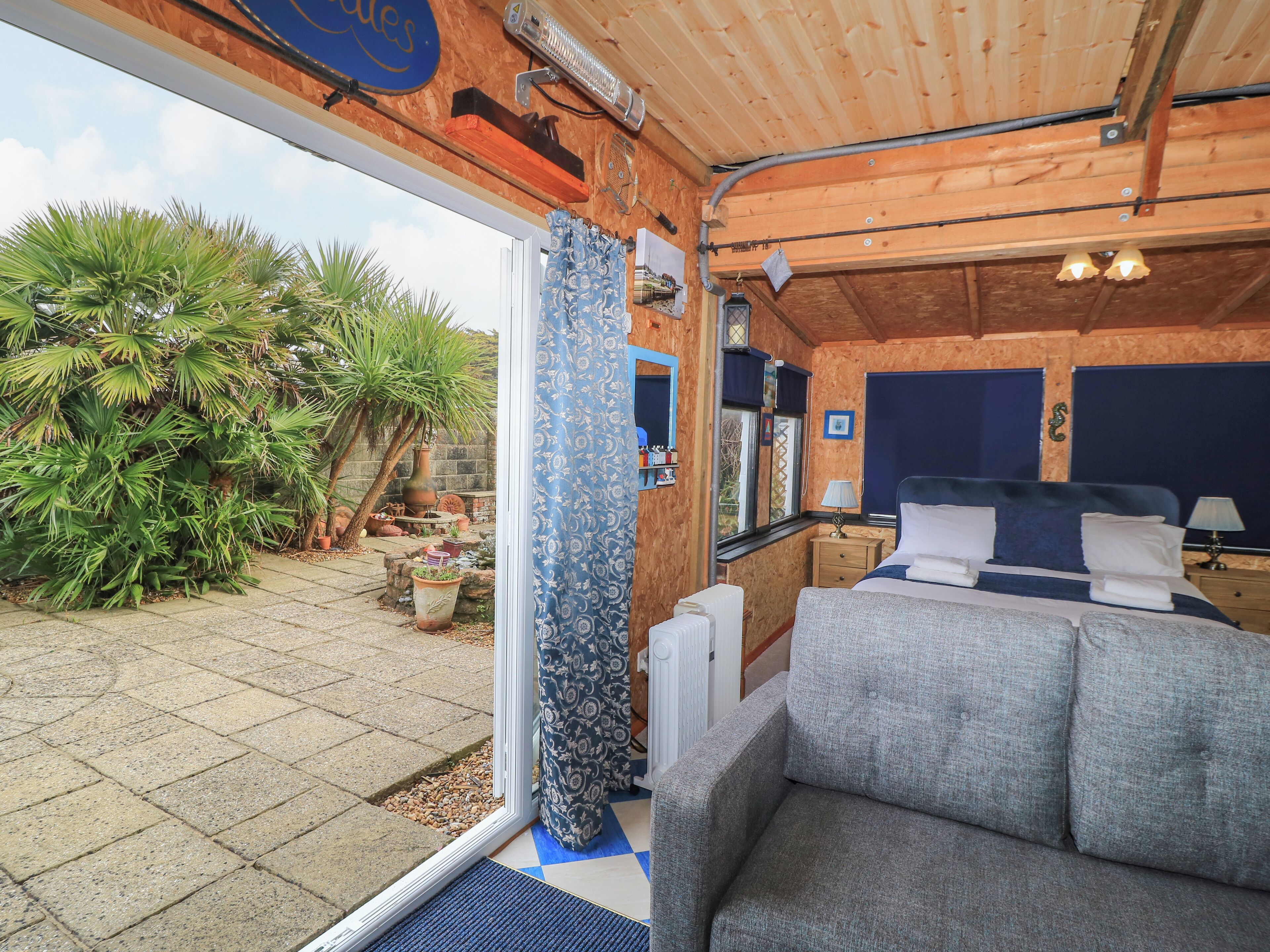 1 habitación, decoración personalizada y muebles diferentes 