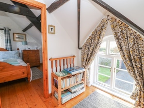 2 bedrooms, individually decorated, individually furnished - The Coach House (Lifton)