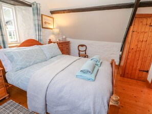 2 bedrooms, individually decorated, individually furnished - The Coach House (Lifton)