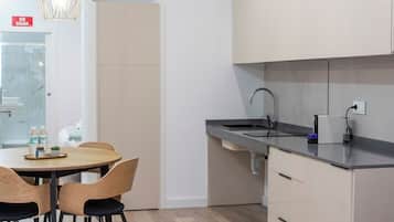 Kühlschrank, Mikrowelle, Wasserkocher mit Kaffee-/Teezubehör, Toaster