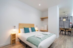 Een strijkplank/strijkijzer, reisbedje, wifi, beddengoed