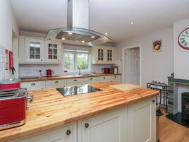 Frigorífico, lavavajillas, hervidor eléctrico y tostadora