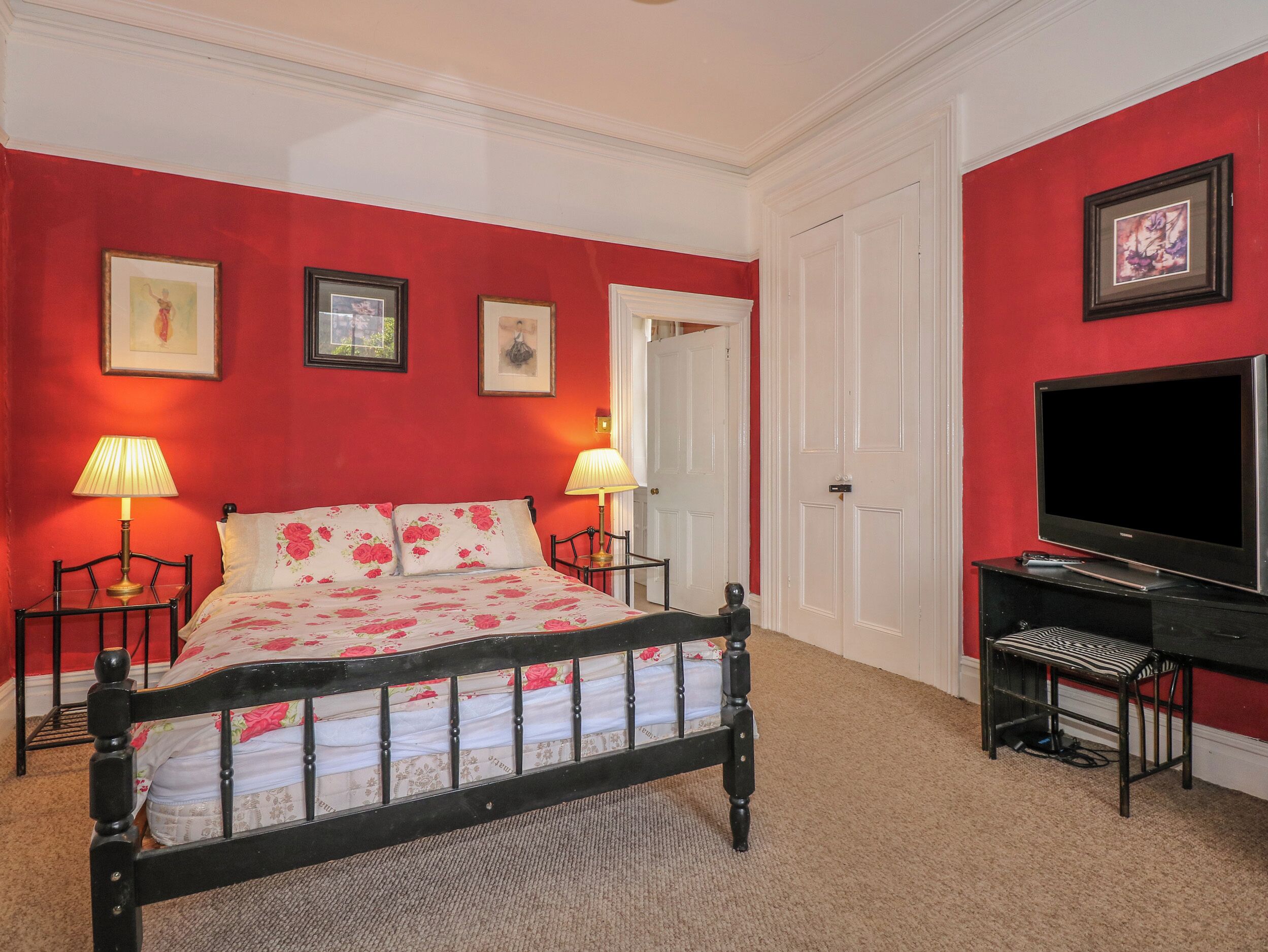 6 quartos, individualmente decorados, individualmente mobiliados