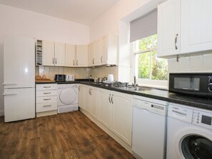 Fridge, dishwasher, electric kettle, toaster - Plas Dorothea (Caernarfon)