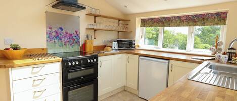 Cottage | Cuisine privée | Lave-vaisselle, batterie de cuisine, vaisselle et ustensiles