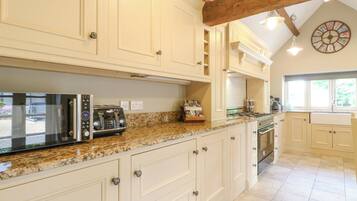 Fridge, dishwasher, cookware/dishes/utensils