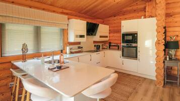 Kjøleskap, oppvaskmaskin, vannkoker og brødrister