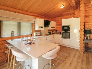 Lemari es, mesin pencuci piring, ketel listrik, dan pemanggang roti