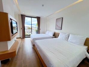Luxury-Doppelzimmer, Balkon, Stadtblick | Verdunkelungsvorhänge, schallisolierte Zimmer, Bügeleisen/Bügelbrett