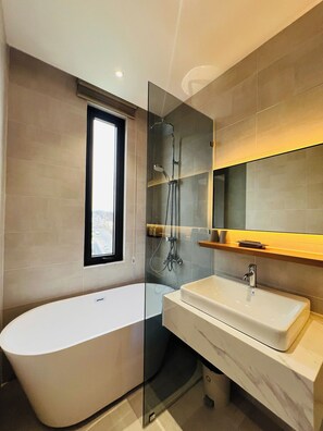 Luxury-Suite, Balkon, Stadtblick | Verdunkelungsvorhänge, schallisolierte Zimmer, Bügeleisen/Bügelbrett