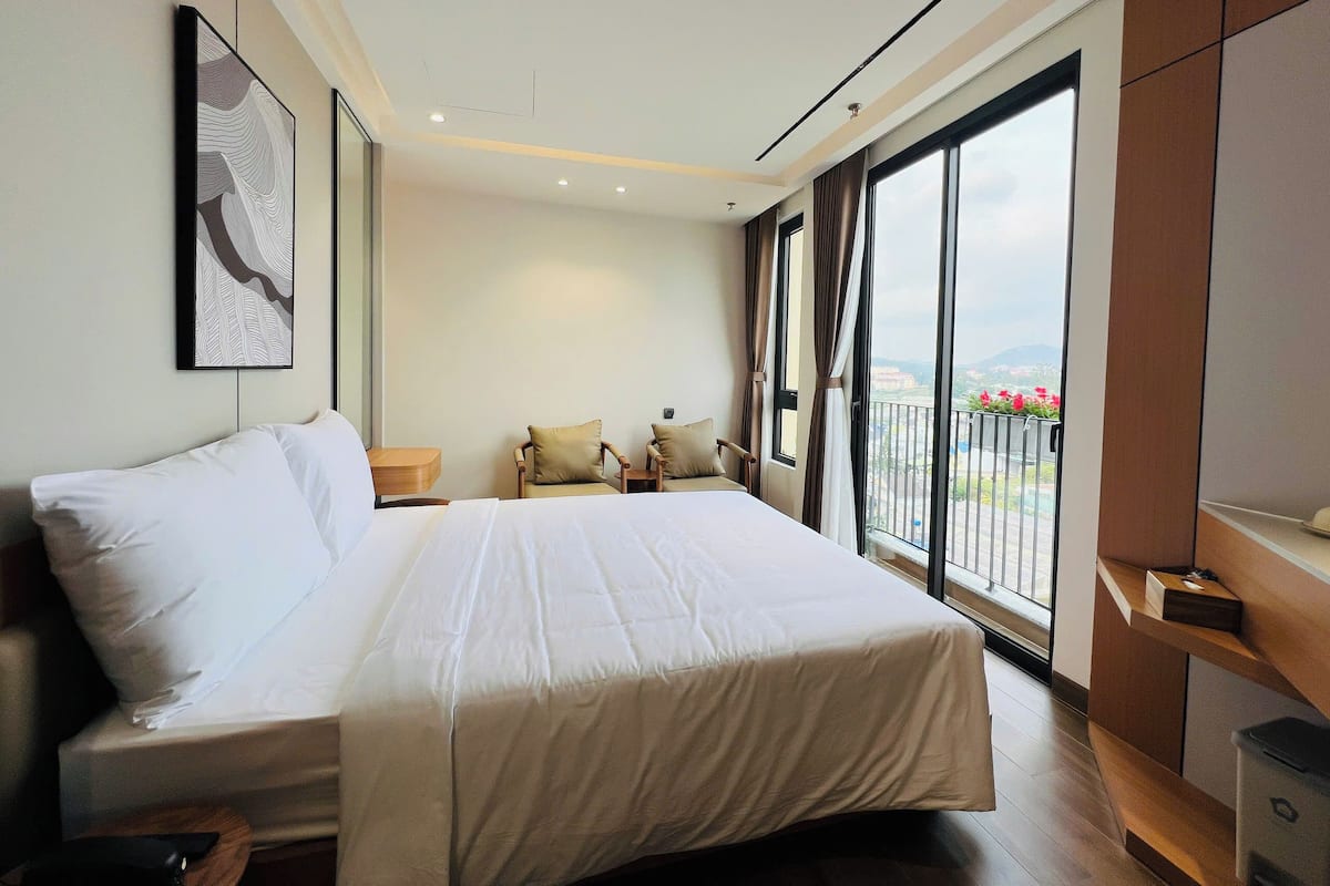 Luxury Suite, Balcony, City View | 1 bilik tidur, langsir/tirai gelap terus, kalis bunyi