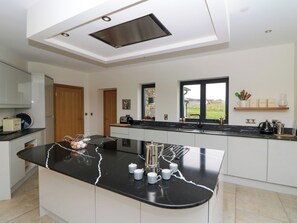 Een vaatwasser, kookgerei, borden en bestek