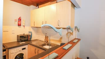 Fridge, cookware/dishes/utensils