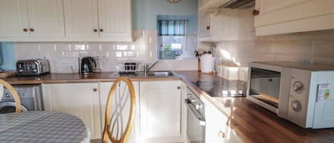 Fridge, dishwasher, toaster, cookware/dishes/utensils