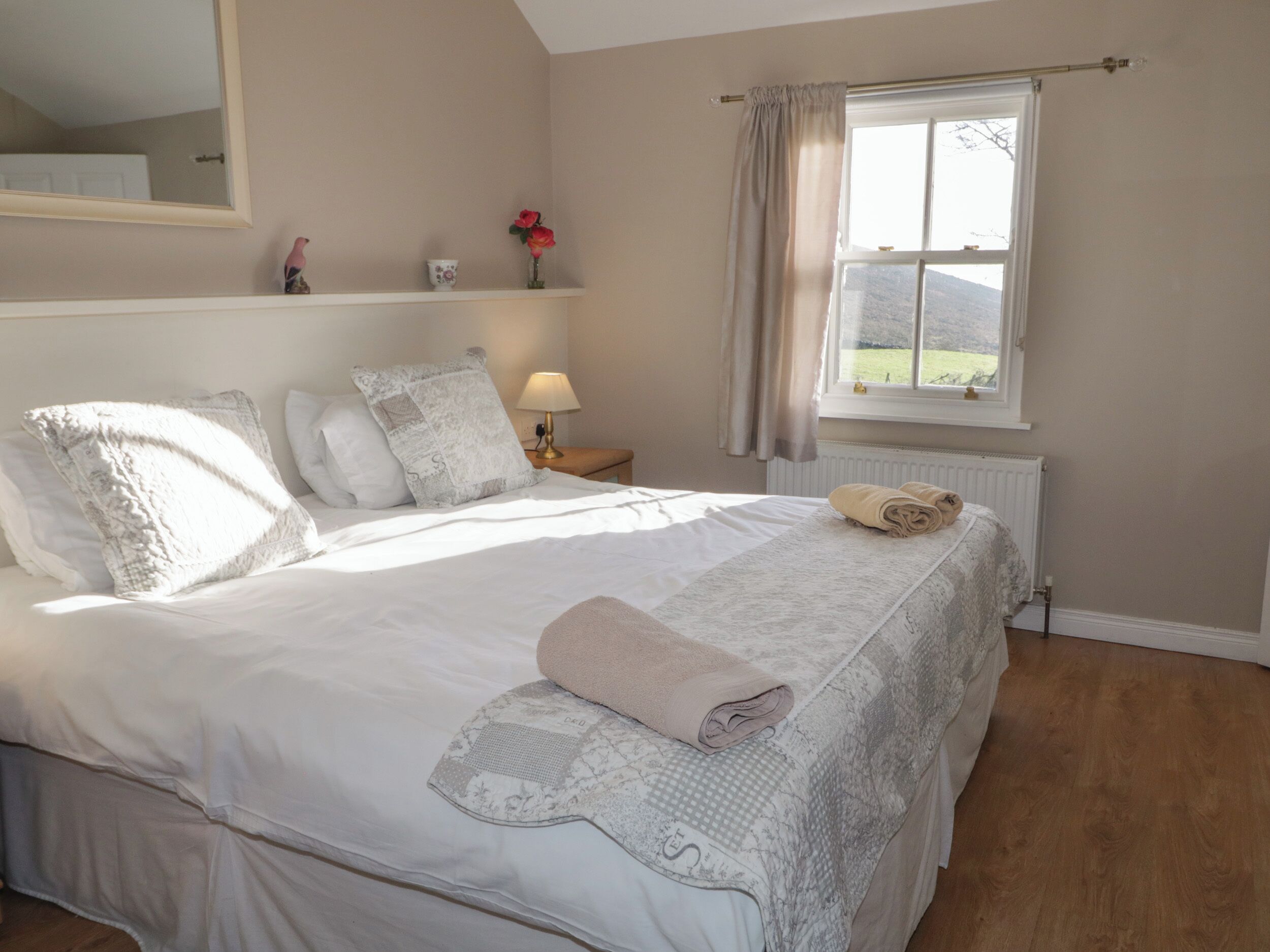 2 Schlafzimmer, individuell dekoriert, individuell eingerichtet