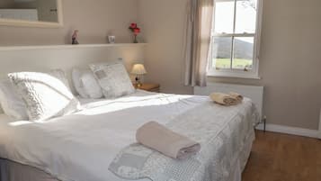 2 Schlafzimmer, individuell dekoriert, individuell eingerichtet